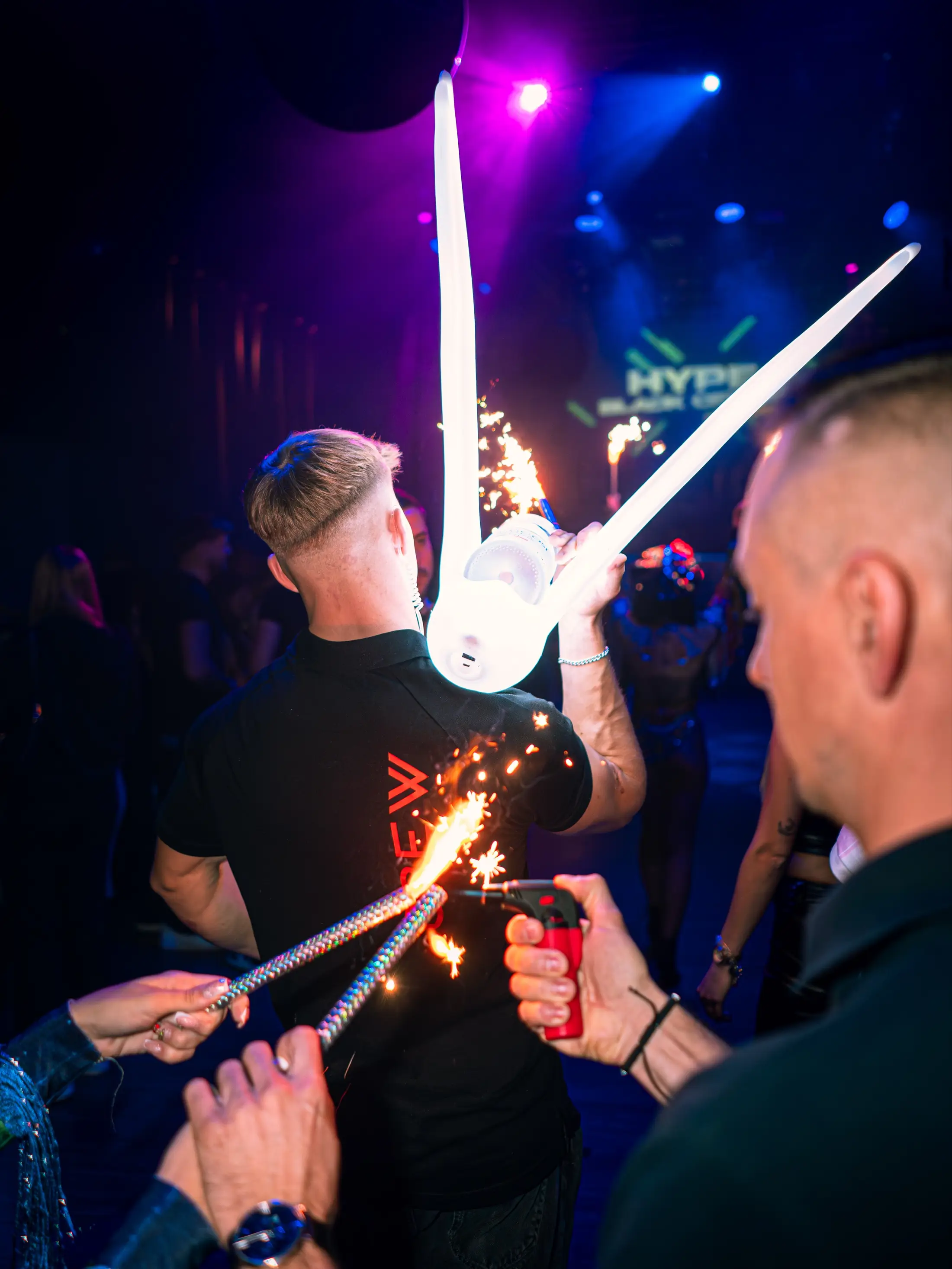 Gäste mit Funkenfontänen auf der Tanzfläche der Eventstage Krems