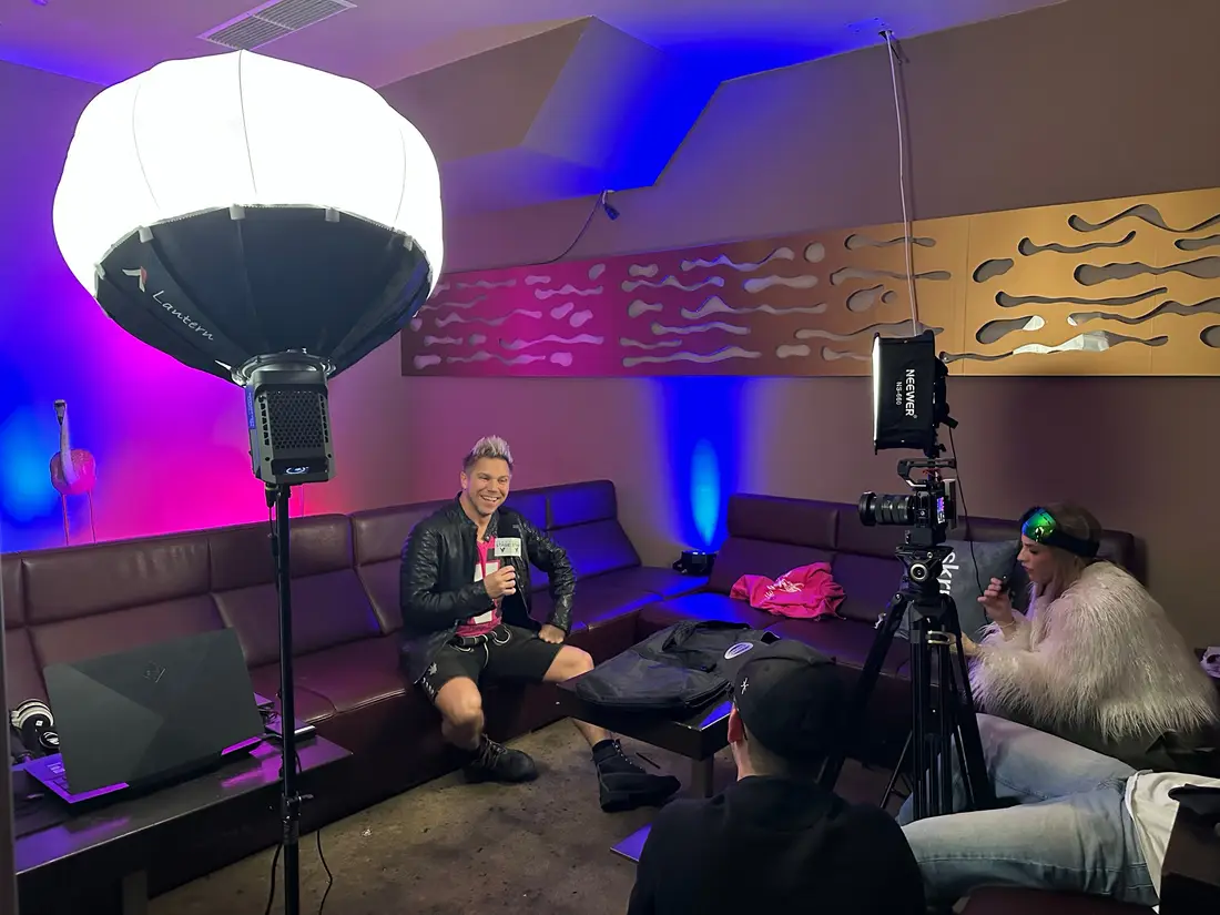 Interview in der Lounge der Eventstage mit Ballonleuchte und Kamera auf Stativ