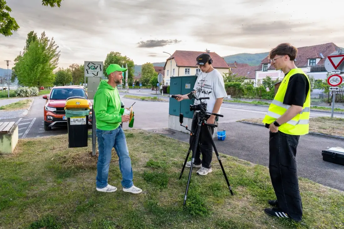 Besprechung mit dem Darsteller am Set
