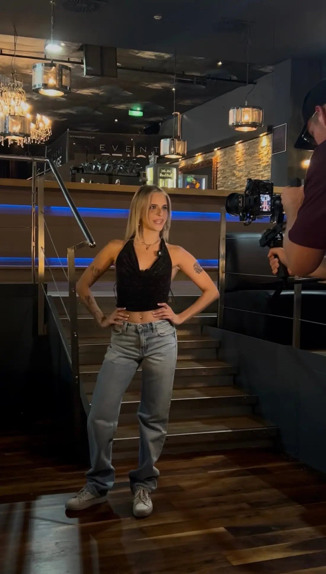 Dreh eines Promo-Reels in der Eventstage: Darstellerin an der Treppe, rechts der Kameramann mit Gimbal