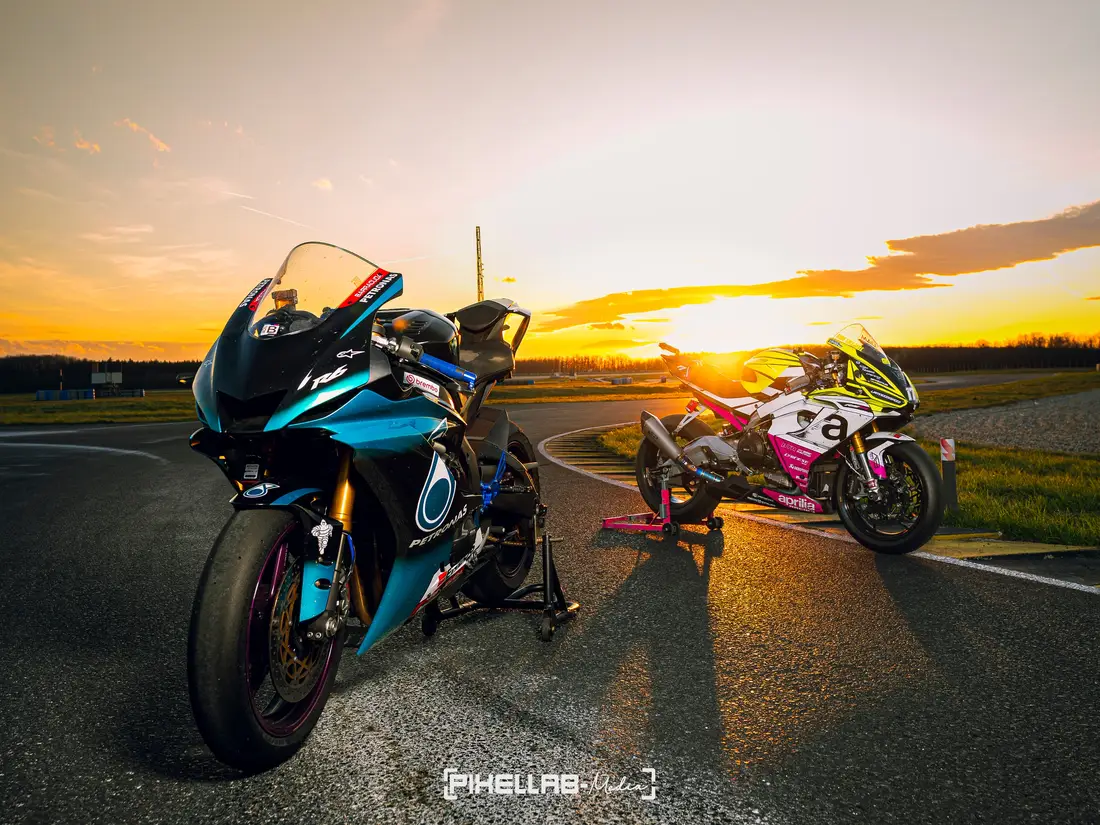 Zwei Rennmotorräder auf der Strecke bei Sonnenuntergang