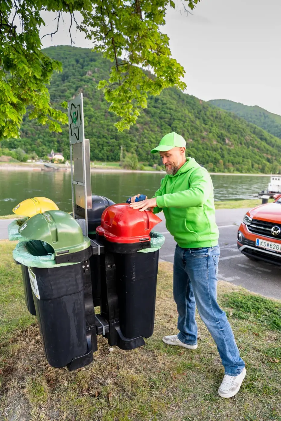 Darsteller an den Mülltonnen