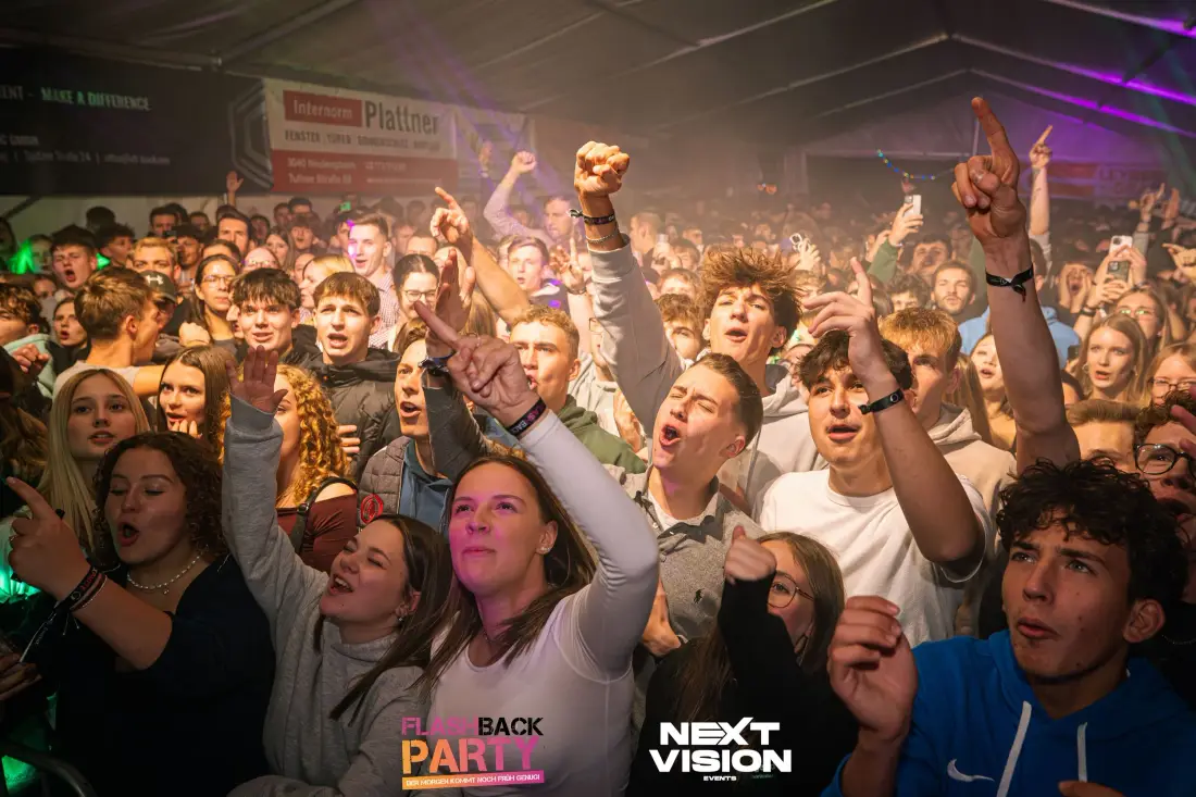 Jubelndes Publikum bei einer Party