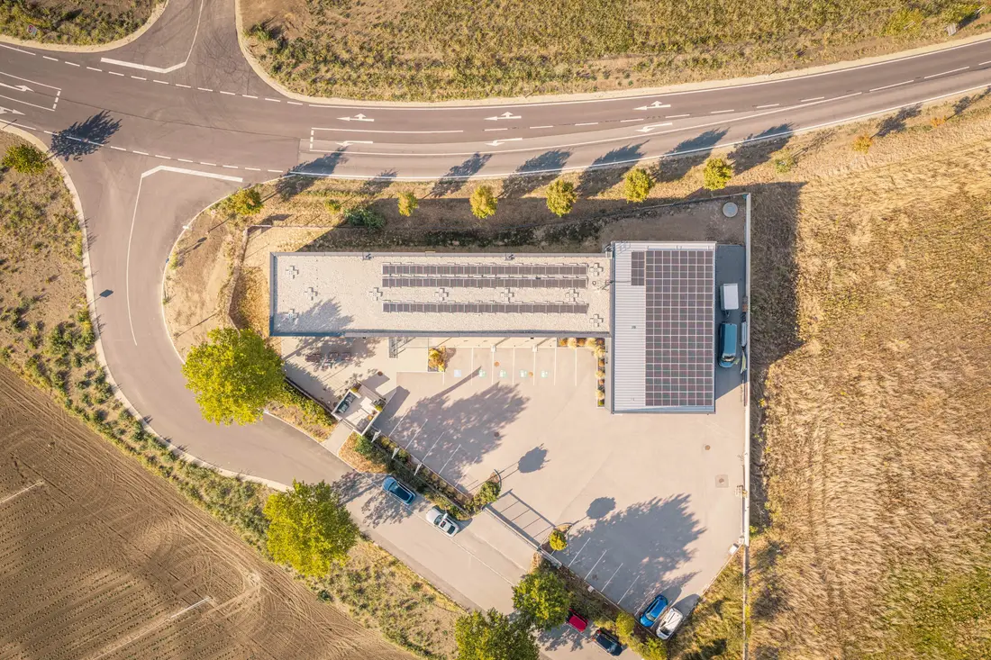Senkrechte Luftaufnahme des Wagram@Work mit Solaranlage und Parkplatz
