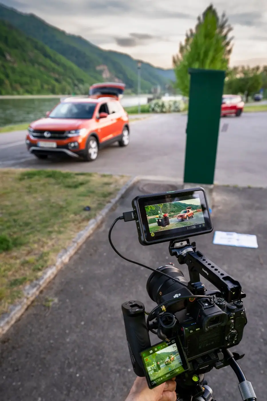 Kameramonitor zeigt die Auto-Szene