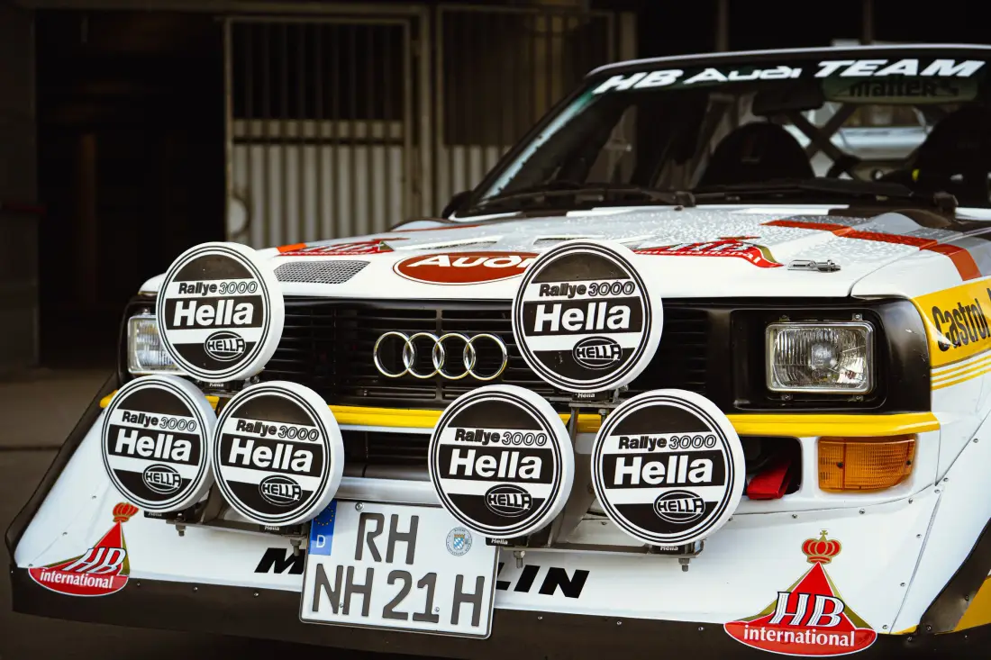 Front eines Audi-quattro-Rallyeautos mit Zusatzscheinwerfern