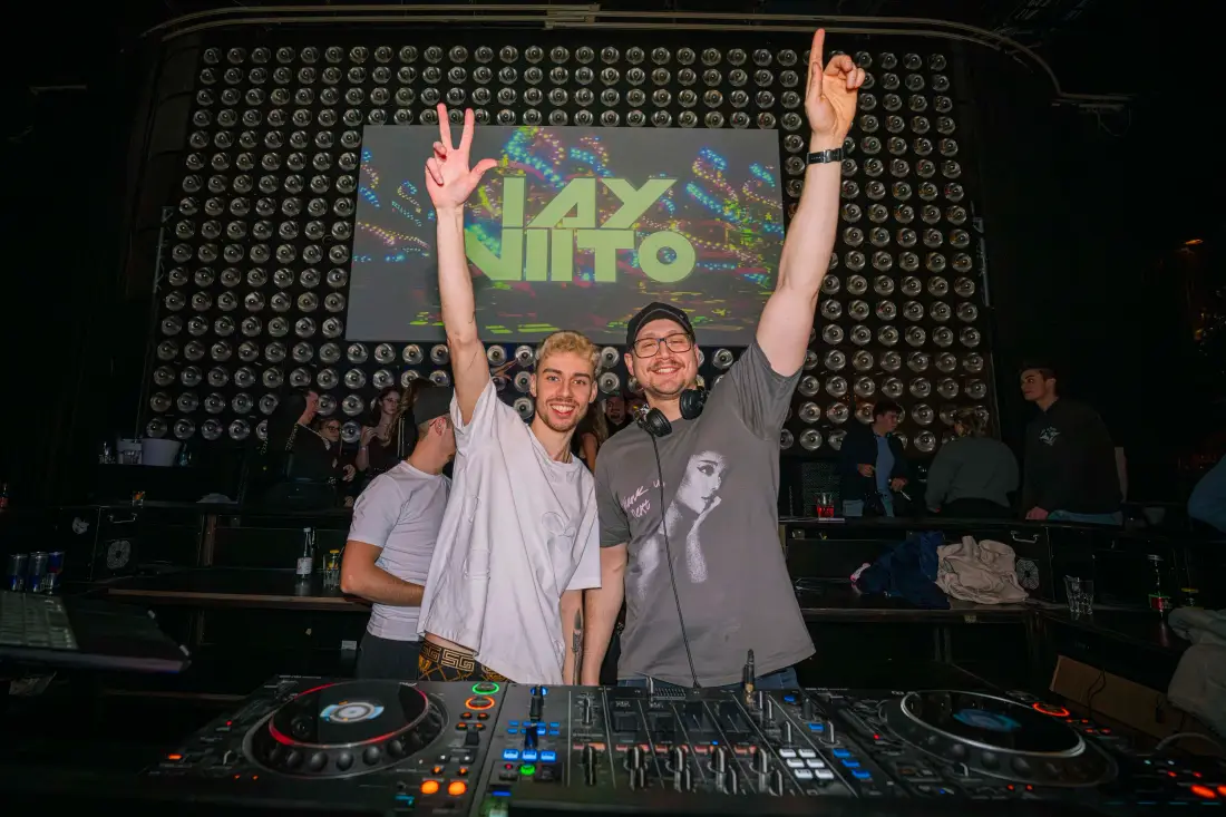 Zwei DJs jubeln hinter dem Mischpult
