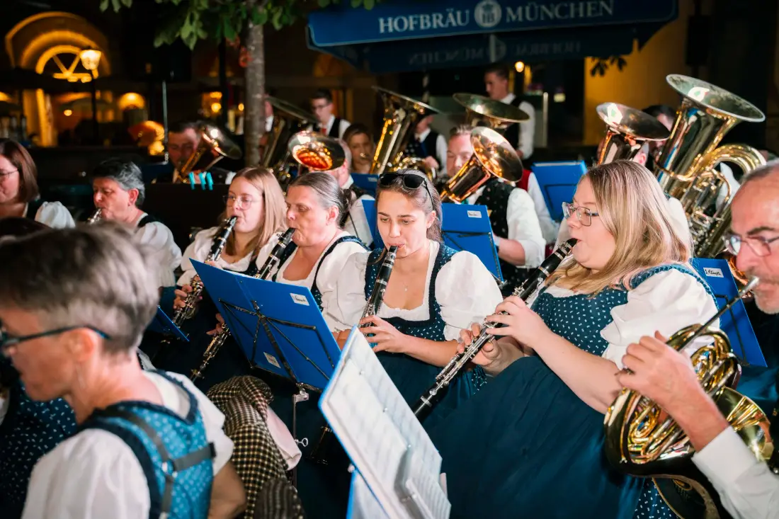 Blasmusikkapelle in Tracht spielt bei einem Oktoberfest