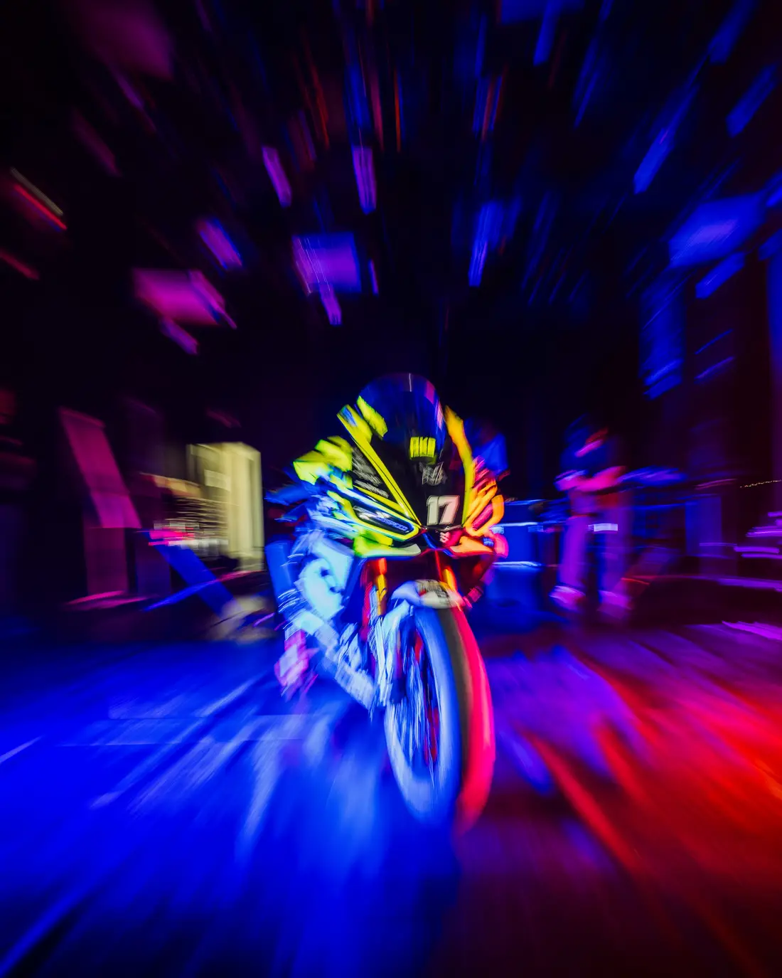 Rennmotorrad in buntem Zoom-Effekt mit blauen und roten Lichtern