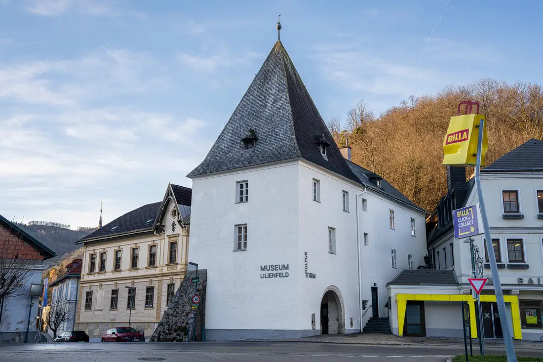 Außenansicht des Museums Lilienfeld, weißes Gebäude mit Turmdach