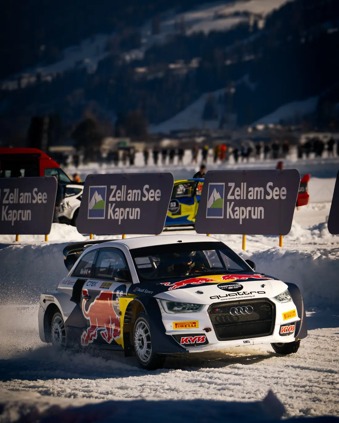 Rallycross-Audi im Schnee vor Banden mit der Aufschrift Zell am See-Kaprun
