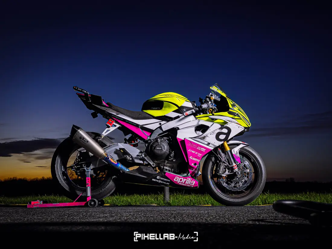 Rennmotorrad auf einem Montageständer in der Abenddämmerung