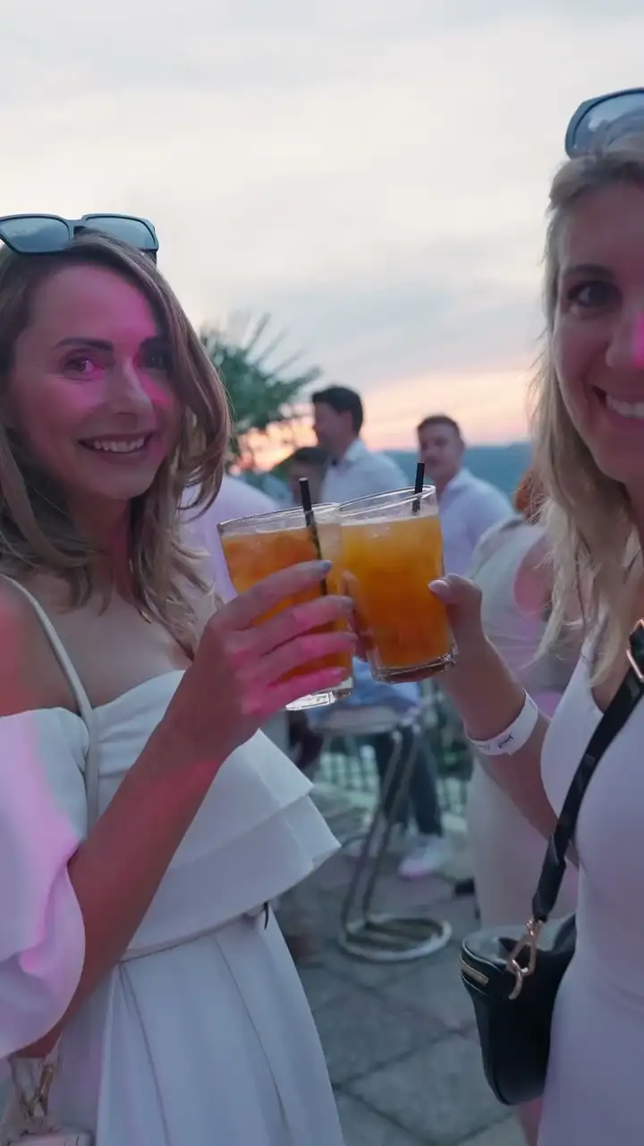 Vorschaubild zum Video: Sunset Lounge – All White