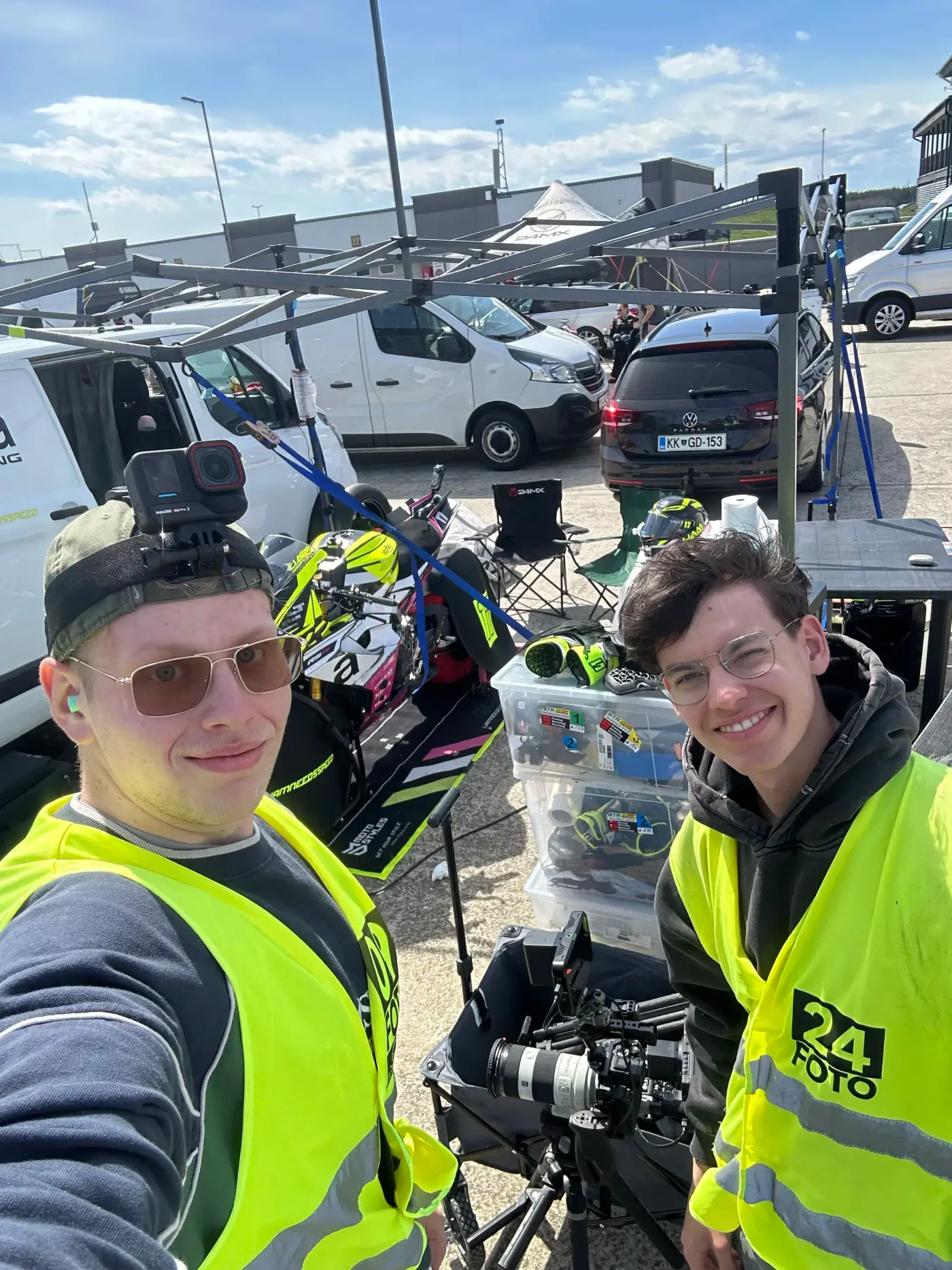 Paul und Bryan in Warnwesten mit Kameraausrüstung bei einem Dreh