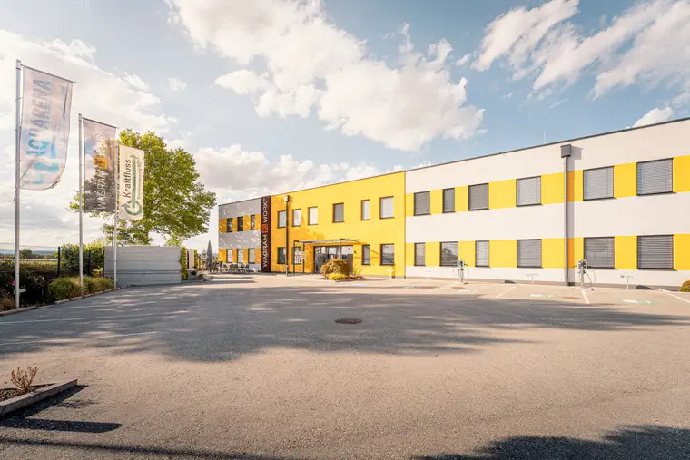 Bürogebäude Wagram@Work in Grafenwörth mit gelb-weißer Fassade
