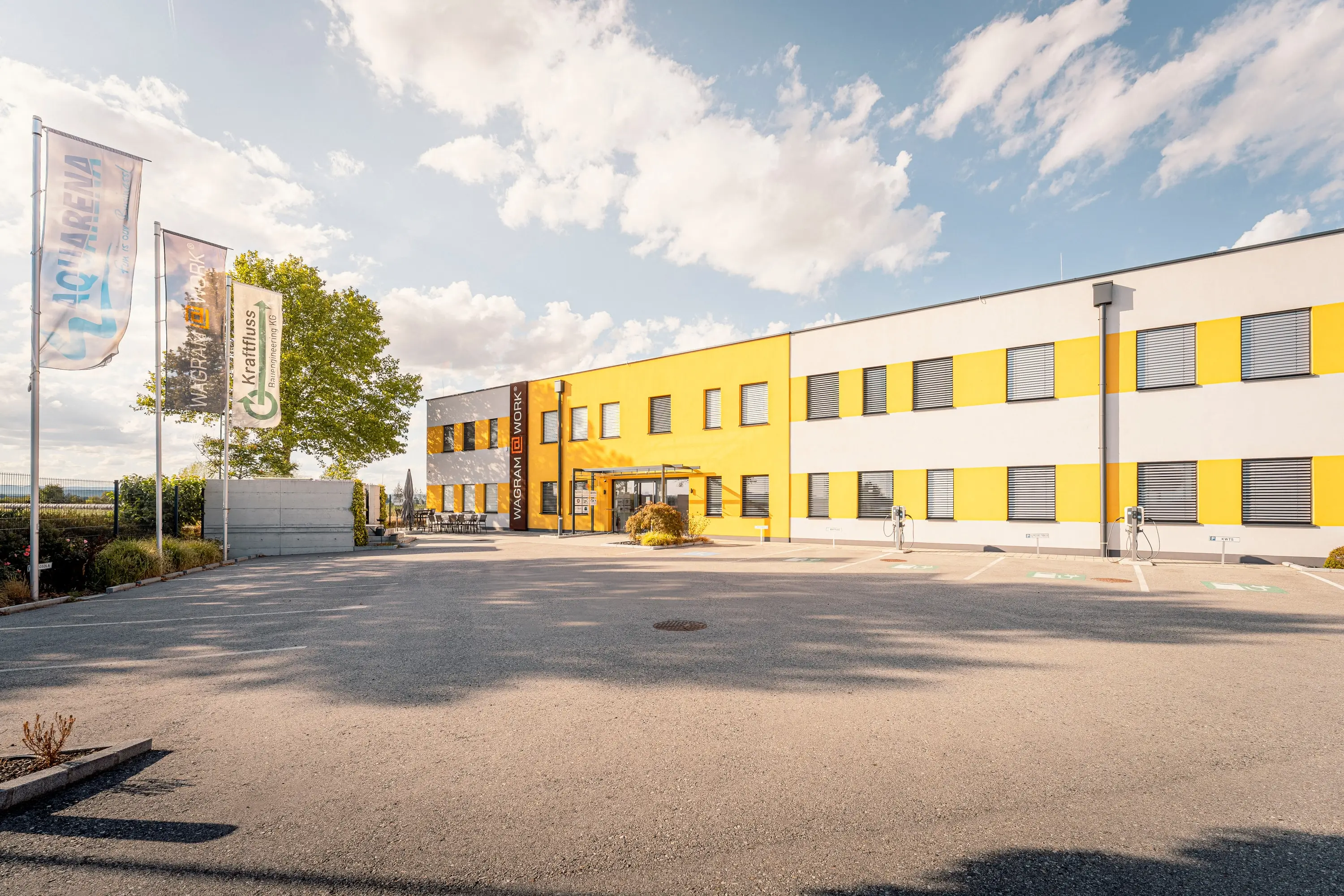 Wagram@Work office building in Grafenwörth with a yellow and white façade