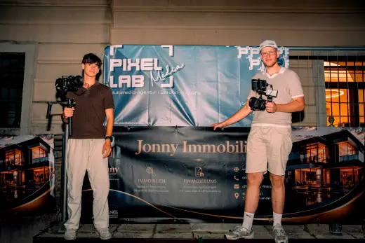 Zwei Kameraleute mit Gimbals vor einem Banner von Pixellab-Media