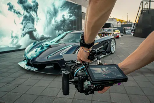 Eine Kamera auf einem Gimbal filmt einen Sportwagen