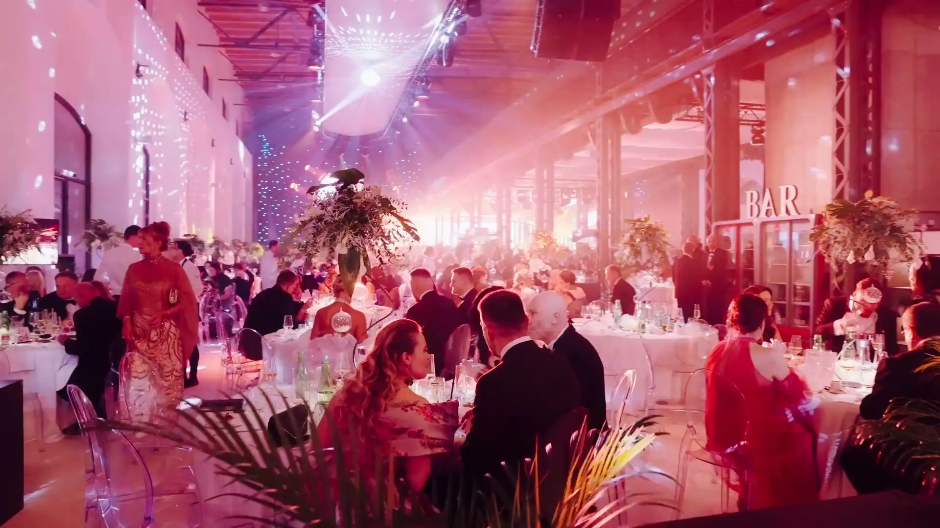 Standbild aus dem Showreel von Pixellab-Media: festlich beleuchteter Ballsaal